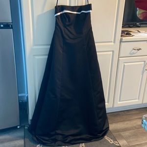 Strapless size 6 black with white opening in back crinoline slip under Neath